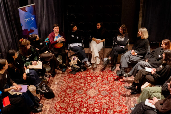 Participant·es au programme des Lianes 2026 rassemblé·es en cercle